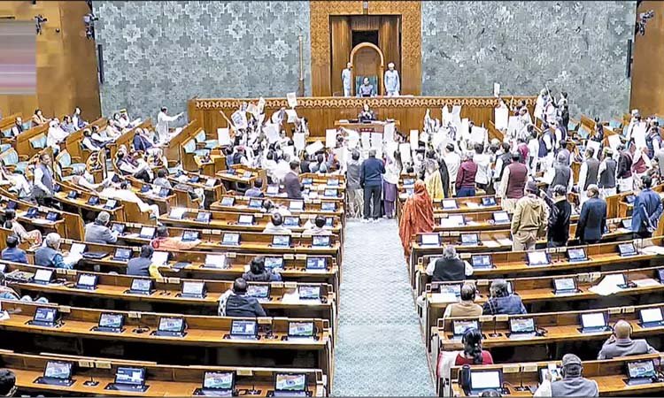 எதிர்க்கட்சிகள் அமளி எதிரொலி: மக்களவையில் புதிய  ஊரக வேலைவாய்ப்பு திட்ட மசோதா நிறைவேற்றம்